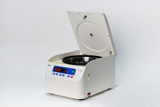 Rustige en efficiënte Labtech-tafeltopscentrifuge met lage snelheid Maximale snelheid 4000 RPM en geluidsniveau ≤55dB ((A))