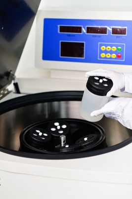 Verticale 4L-centrifuge met koelsysteem met precieze temperatuurregeling van - 20°C tot +40°C voor gevoelige monsterseparatie